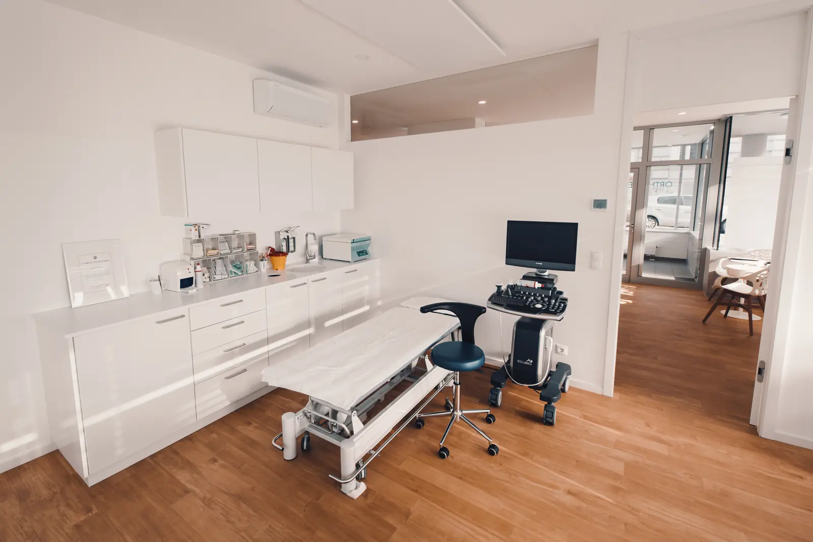 Behandlungsliege und Ultraschalldiagnostik
