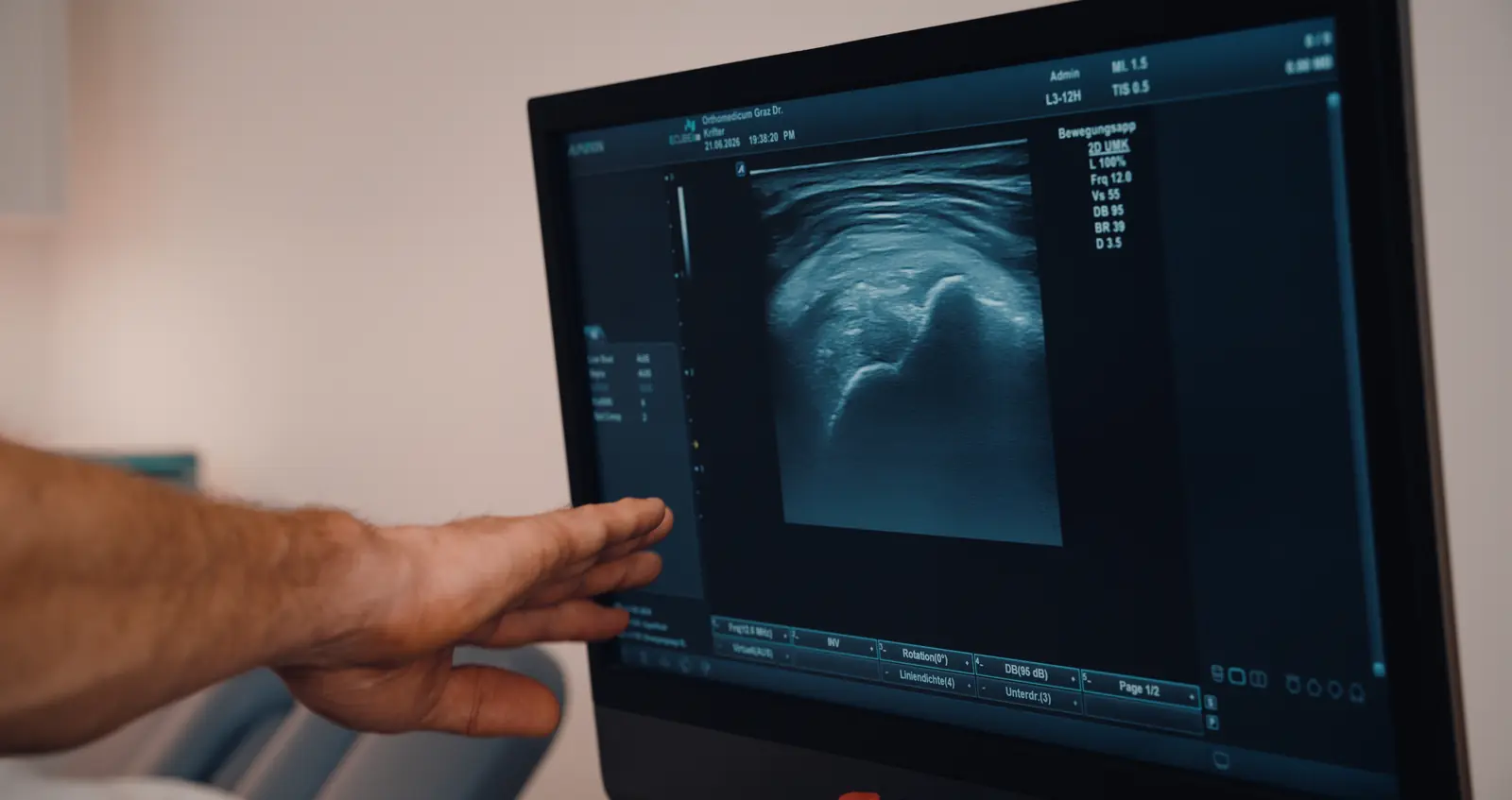 Befundbesprechung am Ultraschallmonitor